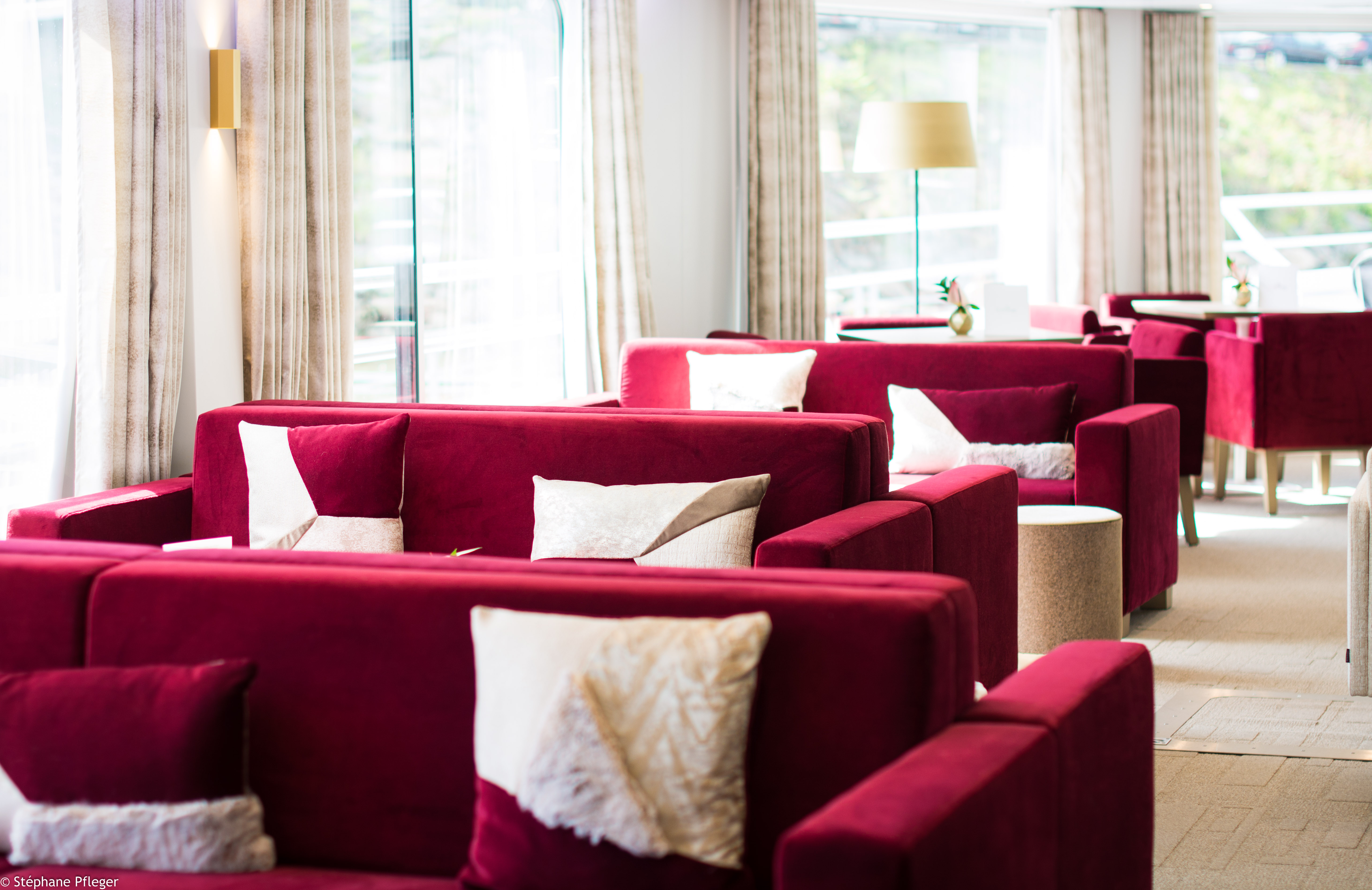 CroisiEurope MS Miguel Torga Bar Lounge 2.jpg